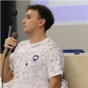 Studente appassionato della materia impartisce lezioni a studenti di scuole medie e superiori. Modello Peer-to-Peer